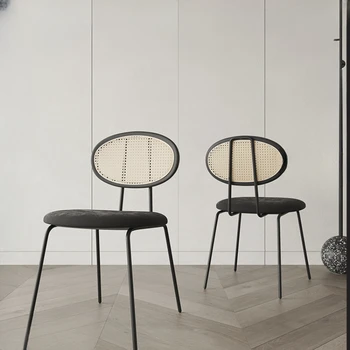 Fransız retro yemek masası ve sandalyeler, küçük ev boyutu, minimalist tarzı, minimalist sırtlı sandalye, ortaçağ ev